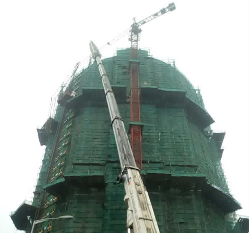 宝塔吊车在工地上作业